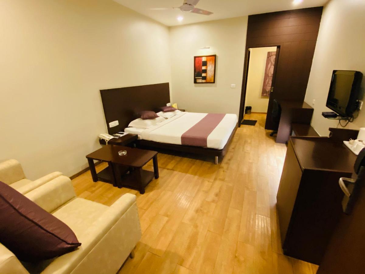 Saluja Residency Hotel Sziliguri Kültér fotó