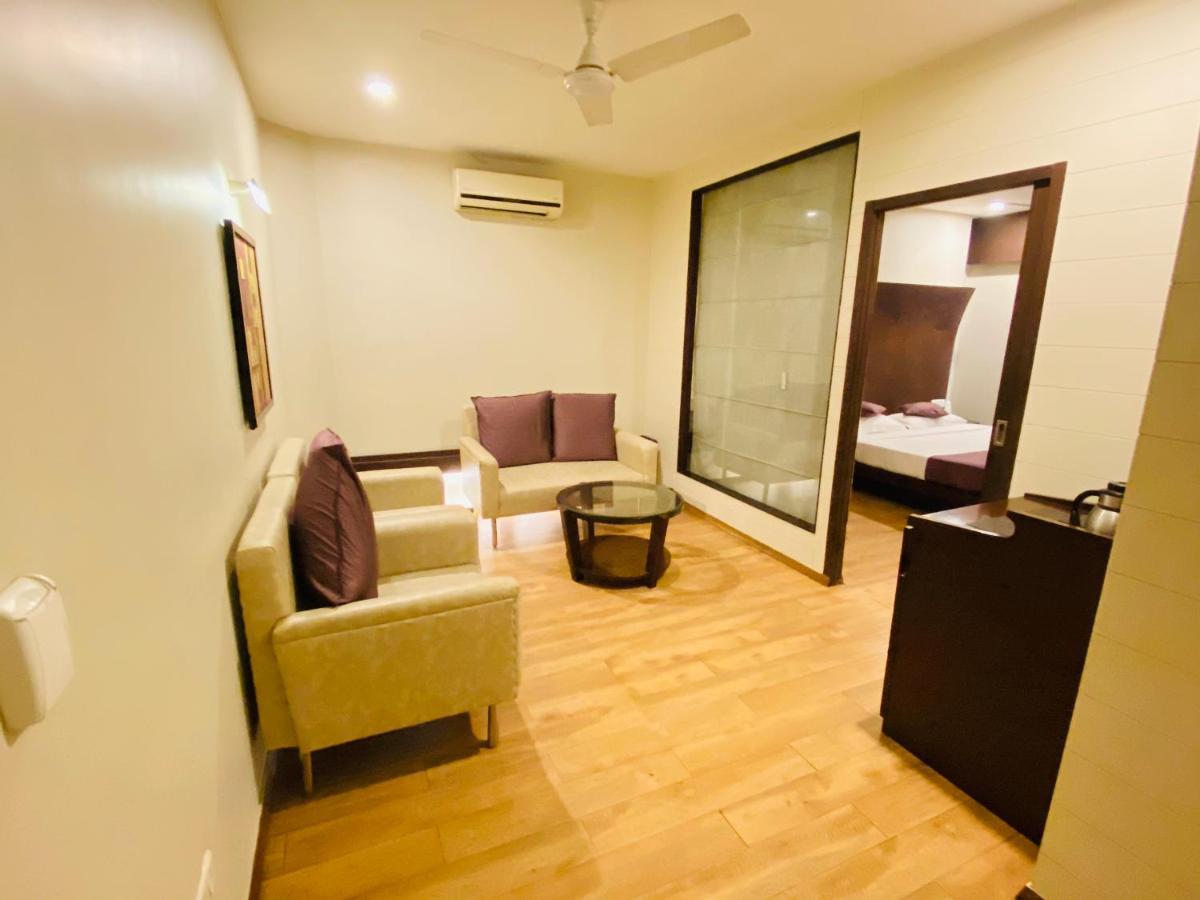 Saluja Residency Hotel Sziliguri Kültér fotó